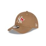 GORRA NEW ERA CAP NEW YORK YANKEES VALENTINE - WITH HEART 9TWENTY STRAPBACK CAFé en STOCK