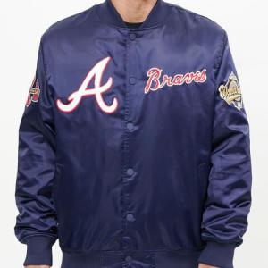 CHAMARRA NTA BRAVES CHEST HIT LOGO SATIN JACKET MIDNIGHT NAVY en STOCK