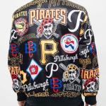 CHAMARRA SBURGH PIRATES AOP SATIN JACKET BLACK en STOCK