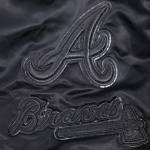CHAMARRA NTA BRAVES TRIPLE BLACK LOGO SATIN JACKET BLACK en STOCK
