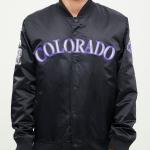 CHAMARRA RADO ROCKIES WORDMARK SATIN JACKET BLACK en STOCK