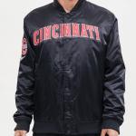 CHAMARRA INNATI REDS WORDMARK SATIN JACKET BLACK en STOCK