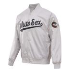 CHAMARRA AGO WHITE SOX BIG LOGO WORLD SERIES SATIN JACKET SILVER en STOCK