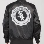 CHAMARRA AGO WHITE SOX CREST EMBLEM SATIN JACKET BLACK en STOCK
