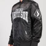 CHAMARRA AGO WHITE SOX CREST EMBLEM SATIN JACKET BLACK en STOCK