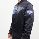 CHAMARRA ANGELES DODGERS CHEST HIT LOGO SATIN JACKET BLACK en STOCK