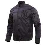 CHAMARRA W YORK YANKEES TRIPLE BLACK LOGO SATIN JACKET BLACK en STOCK