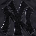 CHAMARRA W YORK YANKEES TRIPLE BLACK LOGO SATIN JACKET BLACK en STOCK