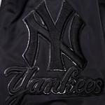 CHAMARRA W YORK YANKEES TRIPLE BLACK LOGO SATIN JACKET BLACK en STOCK