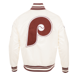 CHAMARRA ADELPHIA PHILLIES RETRO CLASSIC RIB SATIN JACKET EGGSHELL WINE en STOCK